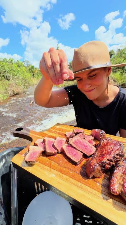 Carne fatiada na tábua sendo temperada