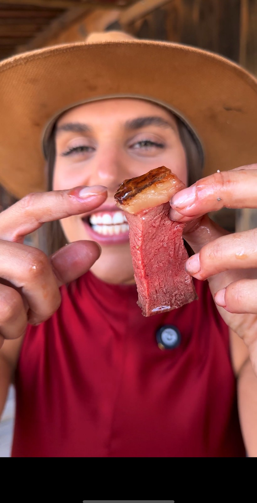 Chef Ju Lima segurando uma fatia de carne no ponto