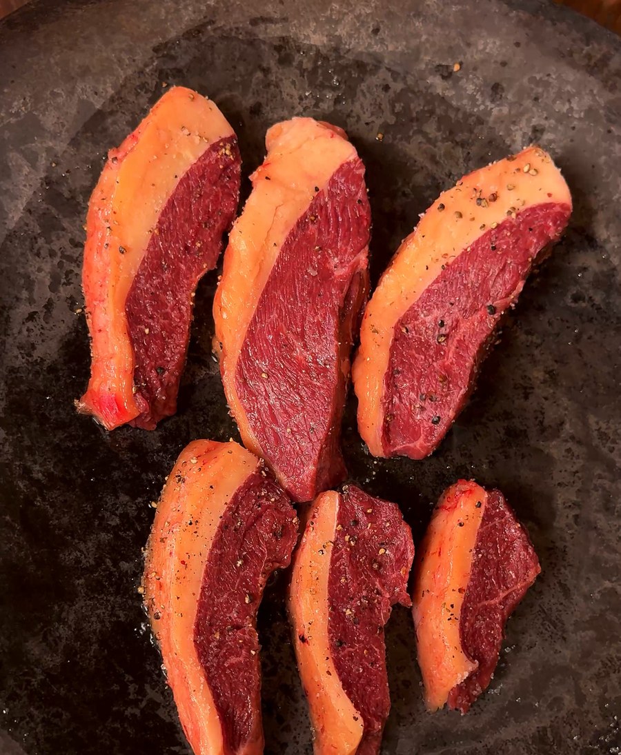 Chef Ju Lima segurando uma peça de picanha crua
