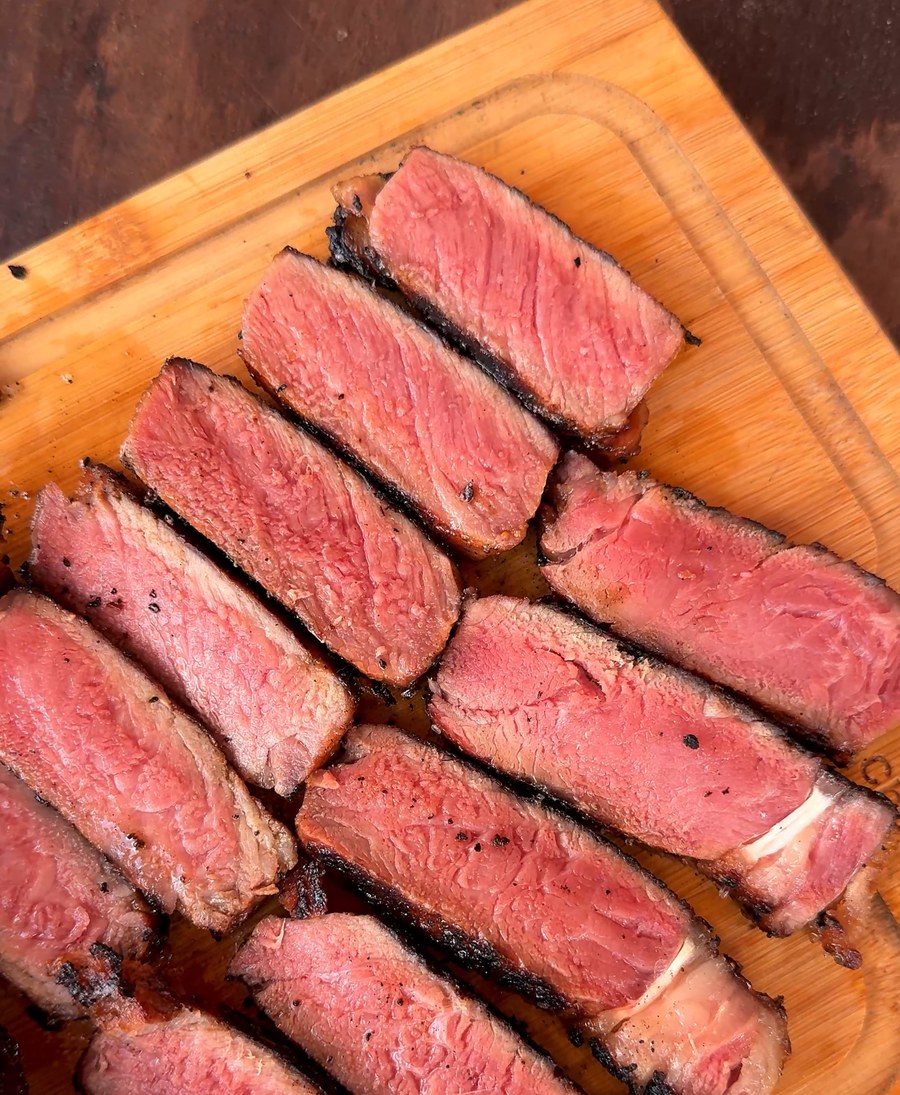 Fatia de carne mostrando o ponto rosado